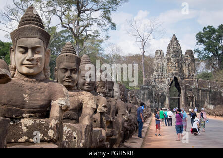 La porta sud ingresso al tempio di Angkor Thom, Siem Reap, Cambogia Foto Stock