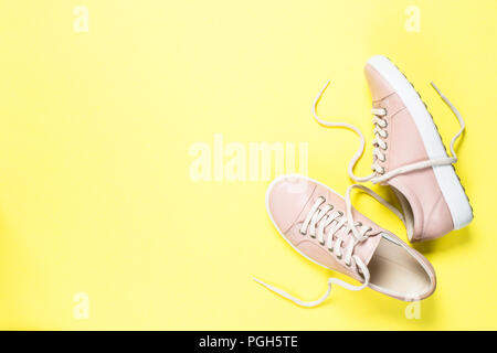 Donna Moda scarpe rosa su sfondo giallo. Foto Stock