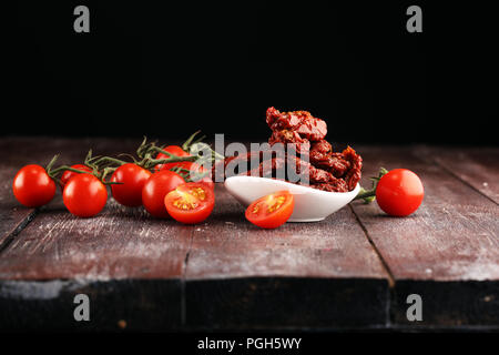 Pomodori secchi. metà pomodoro essiccate al sole Foto Stock