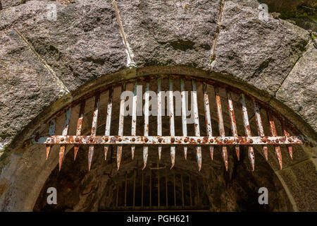 Barre di ferro nel soffitto di un tunnel Foto Stock