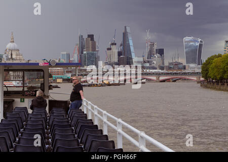 Settembre 2017 - i turisti su una nave da crociera sul fiume Tamigi a Londra con il London City grattacieli visto in background Foto Stock