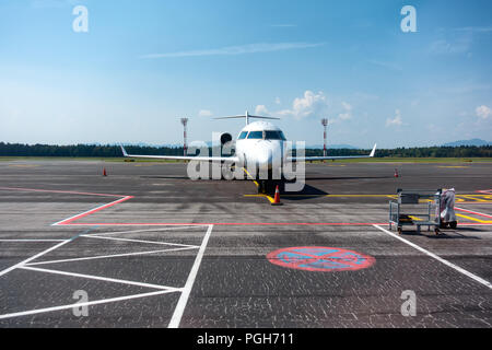 Small business, commuter jet su aereo, aeroporto di testa con grembiule marcature sulla terra, copyspace Foto Stock