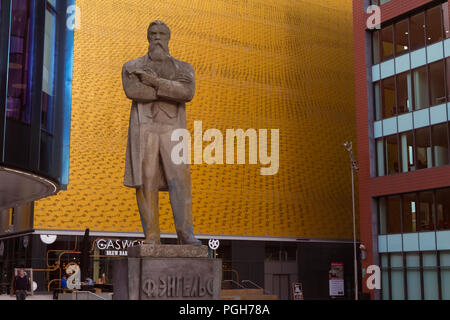 Settembre 2017 - ucraino-sovietica era la statua di Friedrich Engels, installato in Manchester; Engels fonda la sua filosofia osservando la manodopera conditio Foto Stock