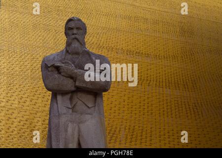 Settembre 2017 - ucraino-sovietica era la statua di Friedrich Engels, installato in Manchester; Engels fonda la sua filosofia osservando la manodopera conditio Foto Stock