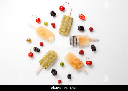 Immagine da sopra di frutta congelata ghiaccio, uva spina, mora, ciliegia Foto Stock