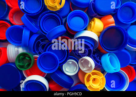 Plastica riciclata i tappi di bottiglia in vari colori, vista dall'alto Foto Stock