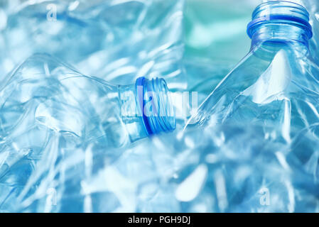 Schiacciate le bottiglie di plastica mucchio pronto per il riciclaggio Foto Stock