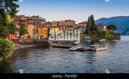 Vista panoramica nella bellissima Varenna la sera sul Lago di Como, Lombardia, Italia. Foto Stock