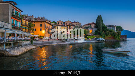 Vista panoramica nella bellissima Varenna la sera sul Lago di Como, Lombardia, Italia. Foto Stock