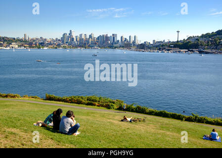 Vista da poggio erboso attraverso il Lago Union da lavori Gas Park per il centro cittadino di Seattle, Stati Uniti d'America Foto Stock