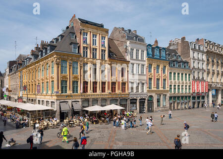 Lille, Francia - 15 Giugno 2018: vecchie facciate in place du General de Gaulle Square, anche chiamato Grand Place o piazza principale. Foto Stock