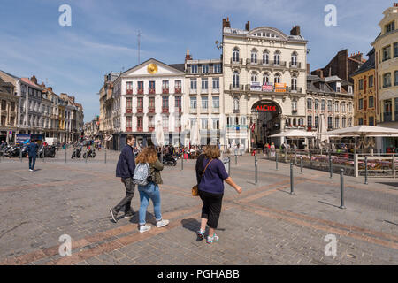 Lille, Francia - 15 Giugno 2018: persone che camminano nella place du General de Gaulle Square, anche chiamato Grand Place o piazza principale. Foto Stock