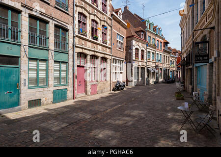 Lille, Francia - 15 Giugno 2018: strada asfaltata Rue des vieux murs, situato nel quartiere storico di Vieux Lille Foto Stock