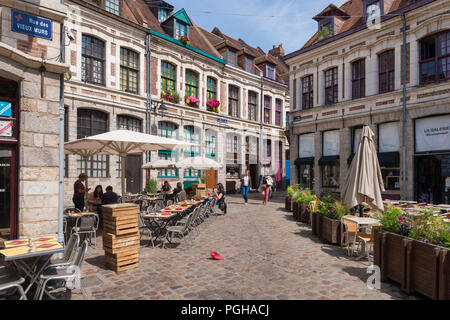 Lille, Francia - 15 Giugno 2018: piazza lastricata 'Place des oignons', situato nel quartiere storico di Vieux Lille Foto Stock