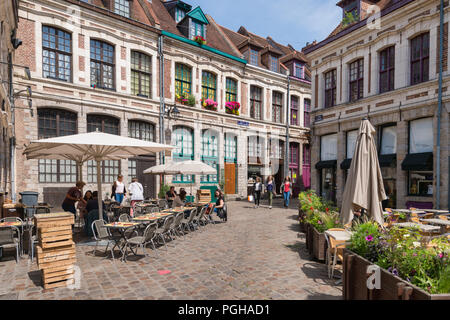 Lille, Francia - 15 Giugno 2018: piazza lastricata 'Place des oignons', situato nel quartiere storico di Vieux Lille Foto Stock