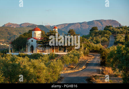 Chiesa di Agios Georgios che affaccia sulle montagne del nord ovest di Creta Foto Stock