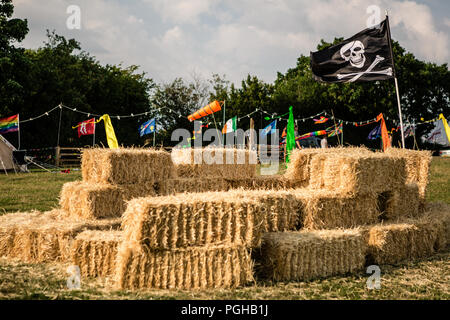 Grandi ragazzi la nave dei pirati sulla Fattoria / Campo costruito da hat balle, cranio battenti una bandiera crossbones Foto Stock