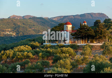 Chiesa di Agios Georgios che affaccia sulle montagne del nord ovest di Creta Foto Stock