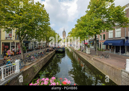 Una terrazza di barca in un canale e una vista della torre pendente, Delft Paesi Bassi Foto Stock