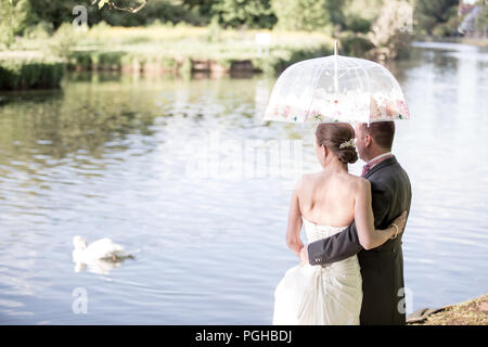 Vista posteriore del giovane europeo giovane camminando lungo il fiume sul giorno di nozze in Stratford upon Avon, Regno Unito Foto Stock