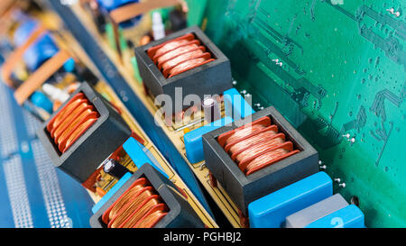 Le schede di circuito per schede madri per PC e bobine di lampada fluorescente antipasti. Sfondo colorato da componenti elettronici. Ingegneria elettrica, eco. Foto Stock