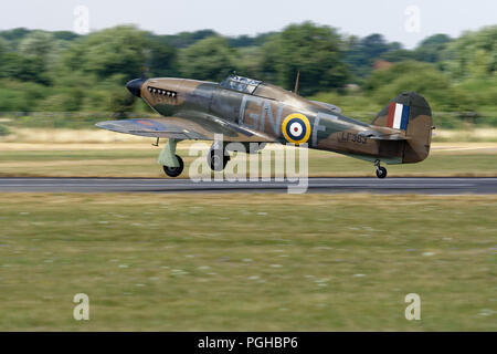 Hawker Hurricane LF363 della Royal Air Force Battle of Britain Memorial Flight (BBMF) decolla da RAF Fairford al RIAT Foto Stock