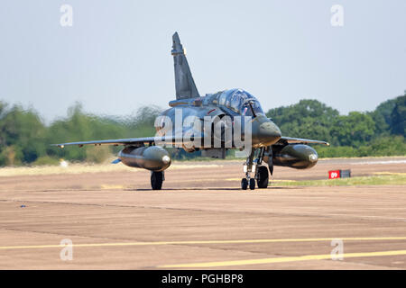 Mirage francesi 2000D militari jet da combattimento dal Couteau display Delta team arriva a RAF Fairford Foto Stock