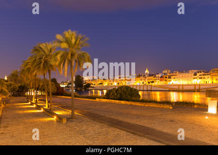 Siviglia di notte, Spagna / vista panoramica della città Foto Stock