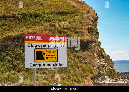 Segno di grande attenzione ai visitatori di Llantwit Major del rischio di caduta di rocce dalle falesie sopra la spiaggia. Foto Stock