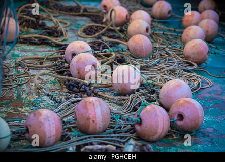 Parti della vecchia rete da pesca sulla vecchia barca abbandonata Foto Stock