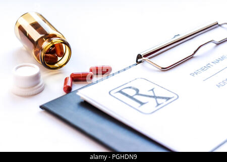 Bottiglia con le pillole e medico Prescrizione ricevuta su bianco Foto Stock