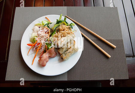 Colazione vietnamita su una piastra Foto Stock