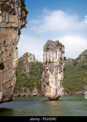 Colonna di pietra nella baia di Ha Long Foto Stock