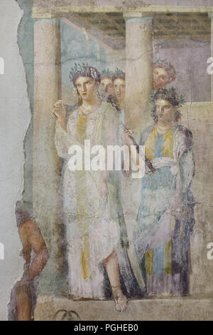 Iphigenia circondato dagli assistenti raffigurato come la sacerdotessa delle Taurian Artemis in affresco Romano dalla Casa di Lucio Caecilius Iucundus (Casa di Lucio Cecilio Giocondo) in Pompei (1-79 AD), ora esposti nel Museo Archeologico Nazionale (Museo Archeologico Nazionale di Napoli) in Napoli, campania, Italy. Iphigenia, nella solenne abito della sacerdotessa della Taurian Artemis, lascia il tempio circondato da assistenti per salutare i giovani detenuti (solo una parte delle loro figure resta). Tra di loro Lei scoprirà suo fratello Oreste e il suo fedele amico Pylades. Foto Stock