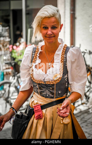 Set Di 5 Accessori Per Capelli Oktoberfest, Cerchietto Intrecciato, Fermaglio Grande E 3 Clips, Tessuto A Quadri