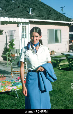 1975 PAA assistente di volo in mostra il nuovo modello uniforme a casa in California, Stati Uniti d'America Foto Stock