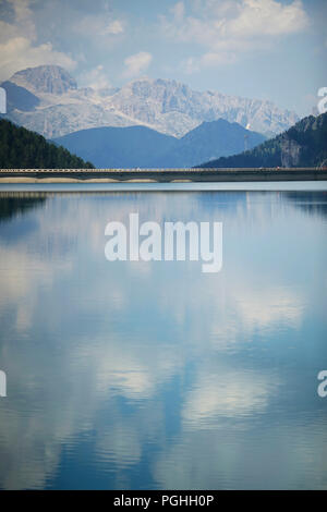 Lago di Fedaia a mezzogiorno in agosto Foto Stock