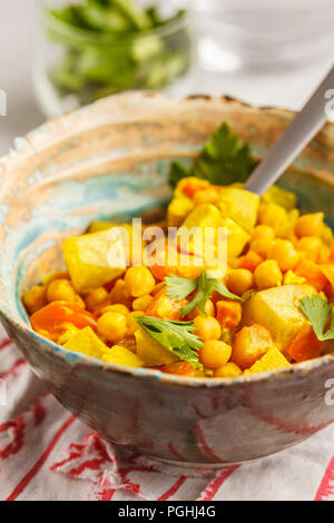 Vegano ceci verdure al curry con latte di cocco e coriandolo. Pulire il concetto di mangiare. Foto Stock