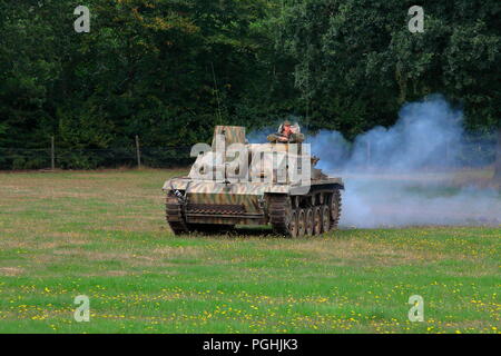 Un tempo di guerra tedesco serbatoio facendo manoeuvers nell'area di display di Detling showground durante una battaglia re la promulgazione. Foto Stock