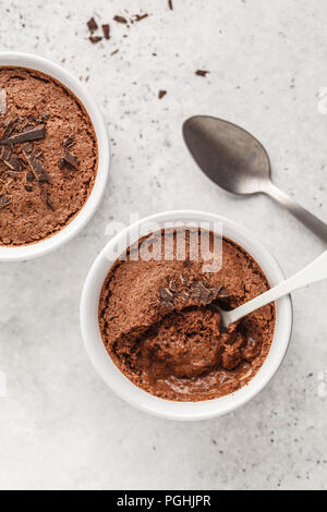 Mousse al cioccolato (souffle) da aquafaba. Vegano dessert di ceci. Pulire il concetto di mangiare. Foto Stock