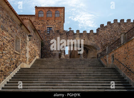 Arco della Stella (Arco de la Estrella), entrata principale attraverso la parete verso la piazza principale si trova nella città medievale di Caceres in Estremadura. Foto Stock