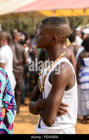 OUIDAH, BENIN - Jan 10, 2017: Unidentified Beninese giovane ragazzo in maglia bianca indossa collana presso il festival voodoo, che è manuale ha celebrato il Jan Foto Stock