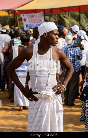 OUIDAH, BENIN - Jan 10, 2017: Unidentified Beninese giovane ragazzo in maglia bianca indossa collana presso il festival voodoo, che è manuale ha celebrato il Jan Foto Stock