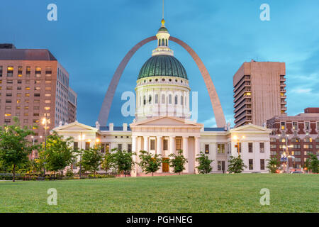 ST Louis, MO - Giugno 19, 2018: fontane circondano il runner statua in Kiener Park con il Gateway Arch in background. Foto Stock