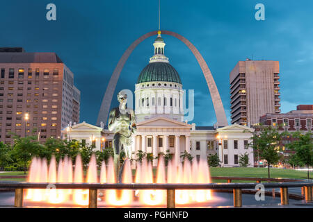 ST Louis, MO - Giugno 19, 2018: fontane circondano il runner statua in Kiener Park con il Gateway Arch in background. Foto Stock