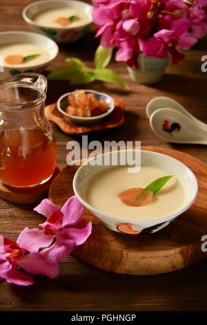 Tau Huay o Douhua, il morbido budino di tofu con acqua zuccherata in Rooster crockeries Foto Stock