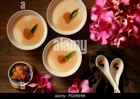 Tau Huay o Douhua, il morbido budino di tofu con acqua zuccherata in Rooster crockeries Foto Stock