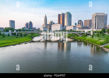 COLUMBUS, OH - Giugno 17, 2018: Columbus, Ohio skyline della città lungo il fiume Scioto Foto Stock