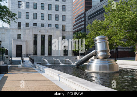 COLUMBUS, OH - Giugno 17, 2018: acciaio inox martello scultura realizzata da Andrew Scott situato nel cortile dell'Ohio giudiziarie centro nel centro cittadino Foto Stock