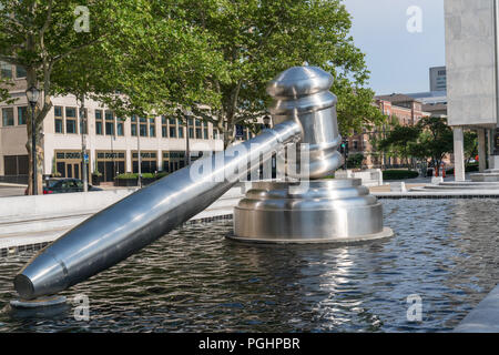 COLUMBUS, OH - Giugno 17, 2018: acciaio inox martello scultura realizzata da Andrew Scott situato nel cortile dell'Ohio giudiziarie centro nel centro cittadino Foto Stock